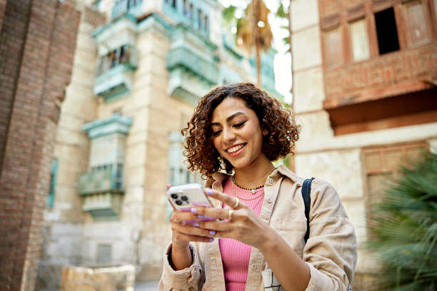 젊은 중동 디지털 원주민의 솔직한 초상화 - women smiling technology telephone 뉴스 사진 이미지