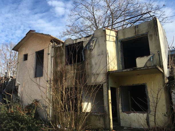 istock abandoned and ruined house 1420487294