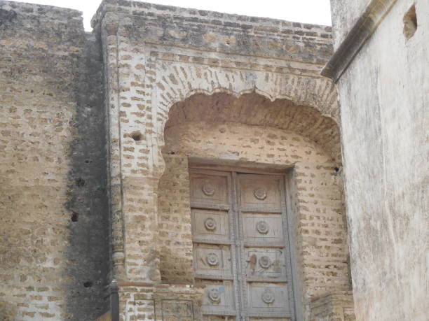 Katas Raj temples are located in District Chakwal of Punjab, Pakistan. This is a temple complex and we see temples of Hindu, Buddhist and Jain era. This is famous tourist attraction. It is easily accessible from Islamabad through M-2 Islamabad-Lahore Motorway. complejo de templos katas raj. puerta de los templos cerca del estanque sagrado. qila katas. templos hindúes, budistas y jainistas de shri katas raj ubicados en chakwal, región de potohar de punjab, pakistán. sitios arqueológicos y arquitectura de la i