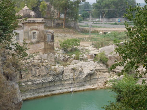 Katas Raj temples are located in District Chakwal of Punjab, Pakistan. This is a temple complex and we see temples of Hindu, Buddhist and Jain era. This is famous tourist attraction. It is easily accessible from Islamabad through M-2 Islamabad-Lahore Motorway. complejo de templos katas raj. vista superior de los templos cerca del estanque sagrado. qila katas. templos hindúes, budistas y jainistas de shri katas raj ubicados en chakwal, región de potohar de punjab, pakistán. sitios arqueológicos de india y pak