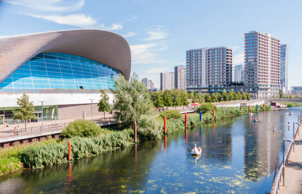 사람들은 워터 웍스 강에서 수레의 더운 날씨를 즐깁니다. - olympic park 뉴스 사진 이미지