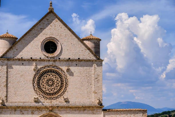 деталь готического фасада базилики сан-франческо в средневековом с�ердце ассизи - rose window assisi wall umbria стоковые фото и изображения