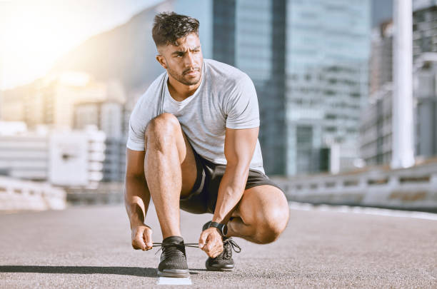 sapatos de gravata, homem em forma e saudável pronto para uma corrida, exercícios e treino ou rotina de treinamento na cidade urbana. homem atlético ativo vivendo uma saúde, bem-estar e corpo ou peso assistindo estilo de vida fitness - passadeira via pública - fotografias e filmes do acervo