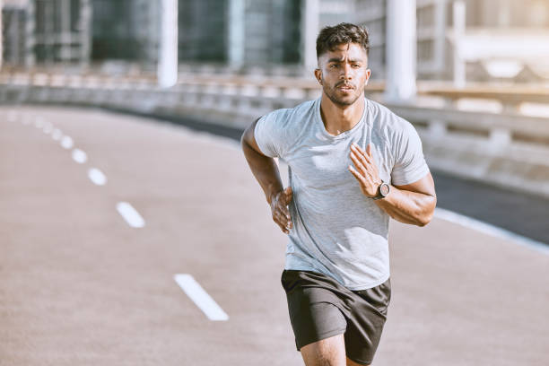 esercizio, allenamento e allenamento con un uomo sano che si allena per lo sport, il fitness e il benessere all'aperto in città. correre, fare esercizio fisico e allenarsi con motivazione per stile di vita, salute e sport - correre foto e immagini stock