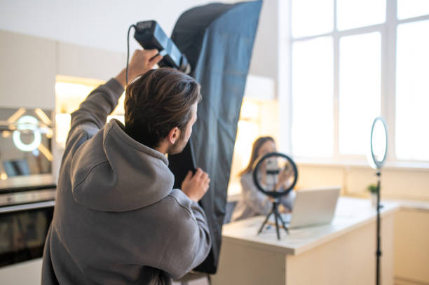 operador y un video blogger preparándose para filmar un vlog - home video camera women videographer digital video camera fotografías e imágenes de stock