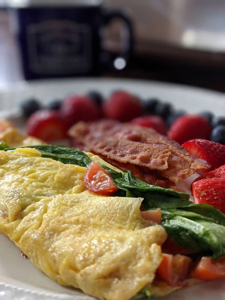 gros plan omelette & bacon aux fruits frais - omelet bacon tomato fruit photos et images de collection