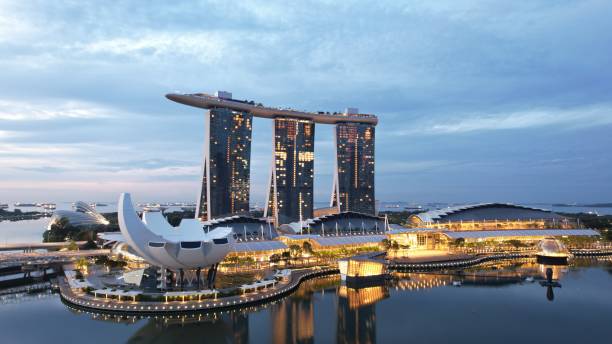 marina bay, singapore - ferris wheel fotos imagens e fotografias de stock