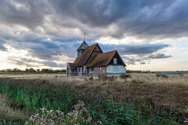 ケントのロムニーマーシュにあるフェアフィールド教会の眺め - romney marsh ストックフォトと画像