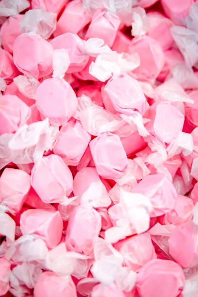 caramelo taffy rosa - taffy fotografías e imágenes de stock