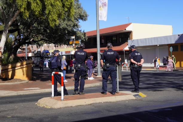 la police en stand-by lors d’un défilé de rue - emu australia northern territory outback photos et images de collection
