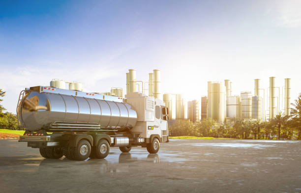 camion semi-remorque à réservoir d’huile logistique à la raffinerie de pétrole - oil distribution photos et images de collection