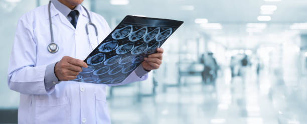 Orthopedics surgeon doctor examining patient's knee joint x-ray films, MRI bone, CT scan in at radiology orthopedic unit in hospital. knee joint film x ray, close up médico cirujano ortopédico que examina las películas de rayos x de la articulación de la rodilla del paciente, resonancia magnética del hueso, tomografía computarizada en la unidad ortopédica de radiología en el hospital. radiografía de la pelícu