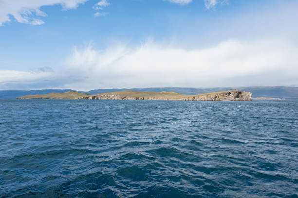 ogoy ist die insel im baikalsee. blick vom wasser - baikalsee stock-fotos und bilder