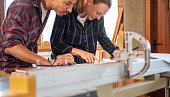 paar-junger-schreiner-bei-der-zusammenarbeit.jpg?b=1&s=170x170&k=20&c=cwep3mPGnwx59JcvognXF2pMFXHWThJF6j9bPYf8ODg=