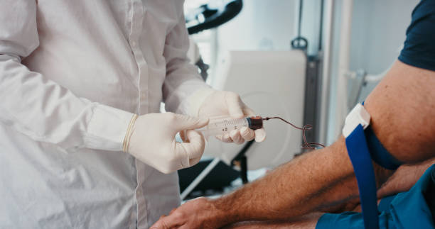 врач берет кровь руки пациента для медицинского теста, донорства и анализа образца с помощью иглы, шприца и инъекции в больнице, клинике или - doping test стоковые фото и изображения