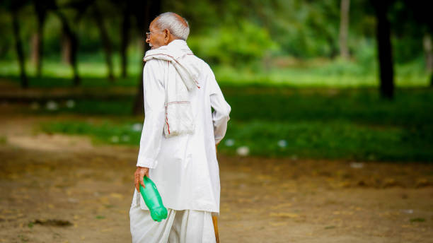 疲れた老人が瓶を公園に運ぶ - senior adult loneliness one person sadness ストックフォトと画像