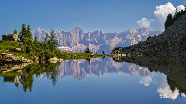 sommeransicht der spiegelungen im mittersee (spiegelsee) in der steiermark, österreich - dachsteingebirge stock-fotos und bilder