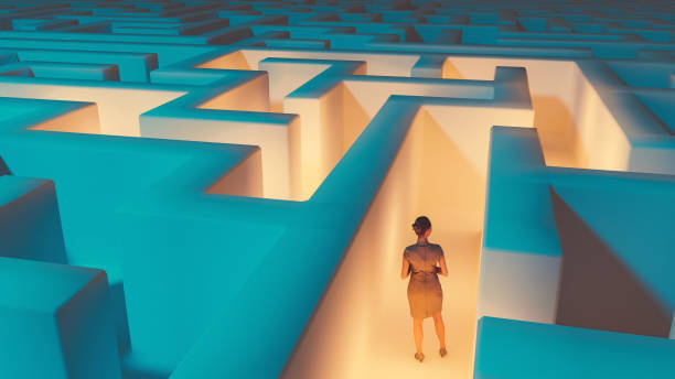 frau auf der suche nach einem weg, dem labyrinth zu entkommen - solution maze business innovation stock-fotos und bilder