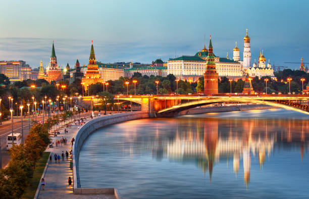 rusia - moscow city por la noche con kremlin - kremlin fotografías e imágenes de stock