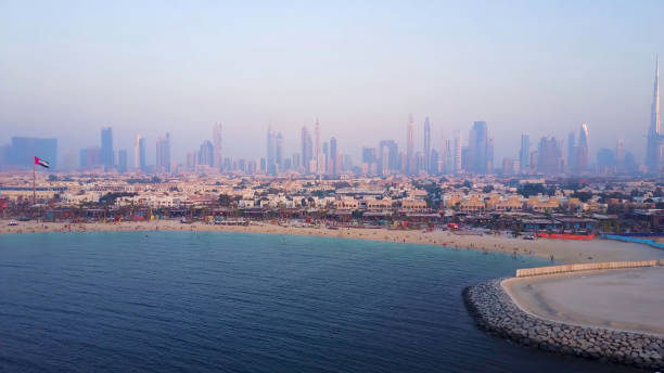 vista do horizonte de dubai da costa ou praia com paisagem da cidade e arranha-céus com fundo burj khalifa. vista aérea incrível de dubai da torre burj khalifa. cena panorâmica. - dubai media city - fotografias e filmes do acervo