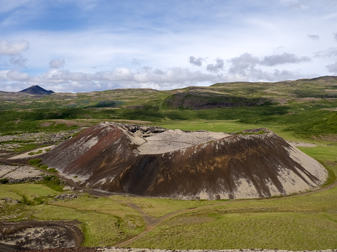 Cráter secundario y caldera en el área del volcán Hverfjall, un cono de tefra o volcán de anillo de toba en el norte de Islandia photo