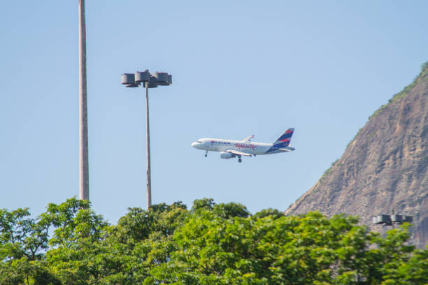 ブラジル、リオデジャネイロのサントス・デュモン空港に到着する飛行機 - airplane commercial airplane air vehicle boeing 747 ストックフォトと画像