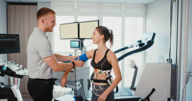 Medical doctor, professional and worker doing healthcare research on woman athlete, inspection for sports science and health evaluation at gym. Sports person doing fitness analysis at laboratory médico, profesional y trabajador que realiza investigaciones de atención médica en mujeres atletas, inspección de ciencias del deporte y evaluación de la salud en el gimnasio. deportista haciendo análisis de condición física en laboratorio
