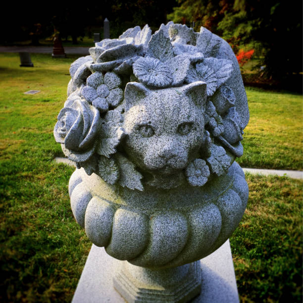 istock Sculpture of cat on tombstone 1420730688