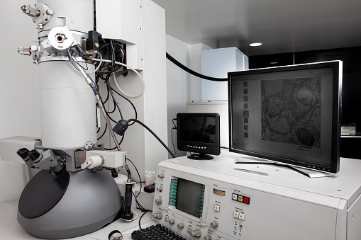 Electron microscope in a scientific laboratory used for diagnosis and research.