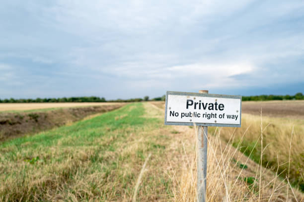 płytkie skupienie znaku "niepubliczne prawo drogi" widoczne na gruntach rolnych. - right of way zdjęcia i obrazy z banku zdjęć