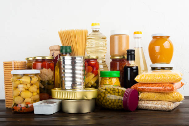 comida de supervivencia de emergencia colocada en una mesa de cocina de madera oscura - non perishable fotografías e imágenes de stock