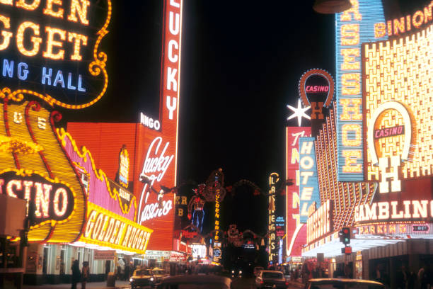 역사적인 1960의 프리몬트 스트리트 카지노 표지판 - las vegas metropolitan area famous place neon color casino 뉴스 사진 이미지