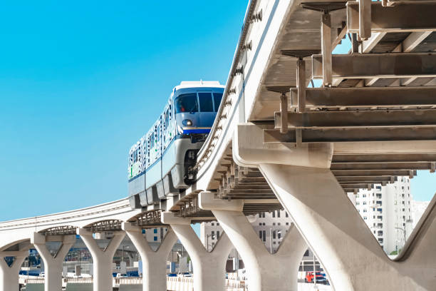 tren monorraíl en la isla artificial palm jumeirah a orillas del golfo pérsico en dubai. - jumeirah beach hotel fotos fotografías e imágenes de stock