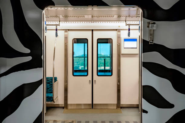 乗客を待っているモノレール列車の車��への扉を開く - train door vehicle door open ストックフォトと画像