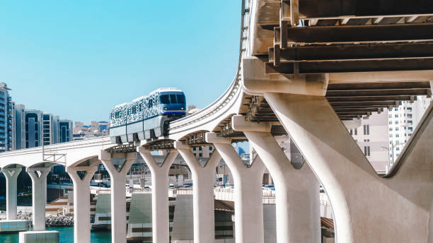 두바이 모노레일 온 팜 주메이라 두바이 (uae). 모노레일��은 섬과 본토를 연결합니다. - water architecture train united arab emirates 뉴스 사진 이미지