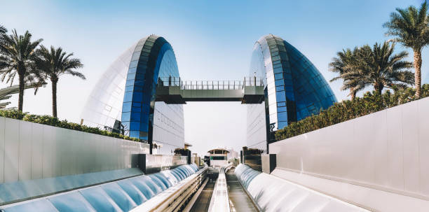 パームジュメイラのドバイモノレールは、ドバイ(uae)の地下鉄駅間の横断歩道です。モノレールは島と本土を結んでいます。 - water architecture train united arab emirates ストックフォトと画像