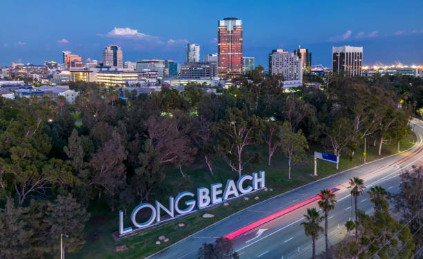kuvapankkikuvat ja rojaltivapaat kuvat aiheesta long beachin kyltti, joka johtaa keskustaan - long beach