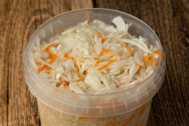 weißkohl mit eingelegten karotten. - sauerkraut salad coleslaw cabbage stock-fotos und bilder