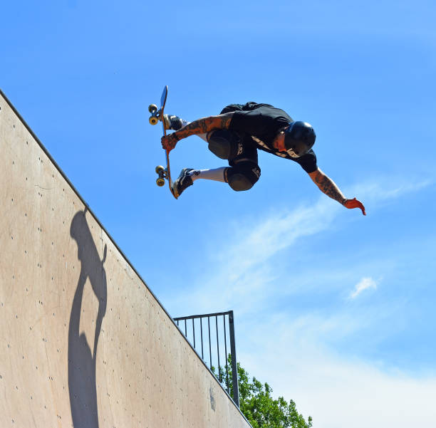 скейтбордист выполняет трюк с захватом на vert ramp. - vertical ramp стоковые фото и изображения