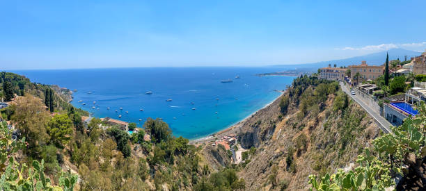 vistas aéreas do litoral abaixo de taormina na sicília - sicily taormina mt etna italy - fotografias e filmes do acervo