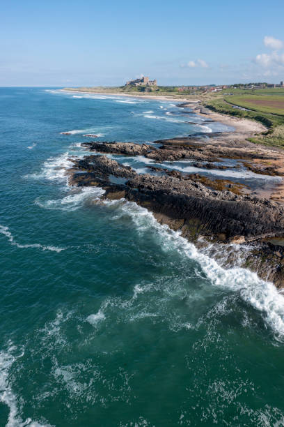 castello di bamburgh da harkness rocks elevato - bamburgh northumberland england beach cloud foto e immagini stock