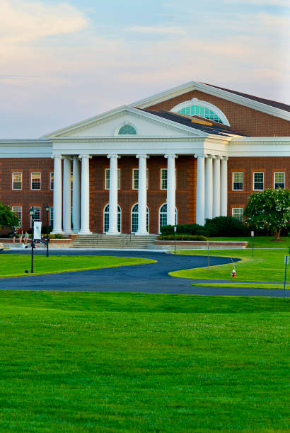 barbara hodel center, patrick henry college, purcellville, virginia (미국) - vertical copy space grass area column 뉴스 사진 이미지