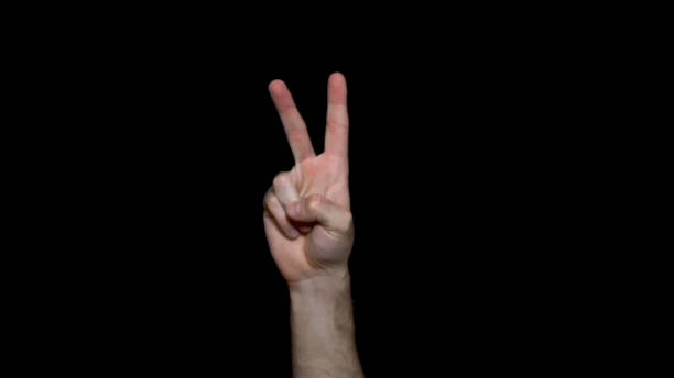 ręka pokazująca zwycięstwo śpiewa na czarnym tle. ręka pokoju lub znaku zwycięstwa lub walki. - peace sign counting child human finger zdjęcia i obrazy z banku zdjęć