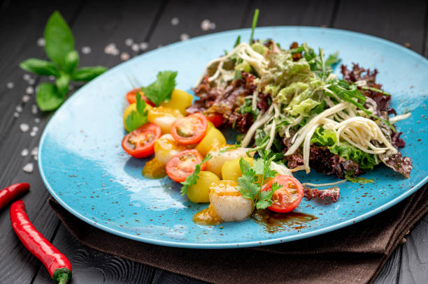 istock Grilled sea scallops with lettuce and tomatoes 1420810558