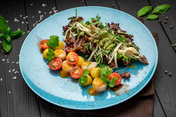 istock Grilled sea scallops with lettuce and tomatoes 1420810570