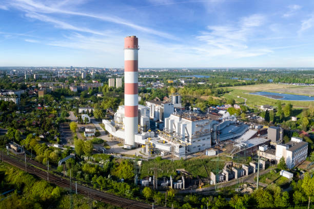 vista aérea de la central eléctrica de carbón con un revestimiento ferroviario, szczecin, polonia - global warming power station smoke stack coal fotografías e imágenes de stock