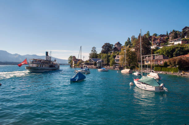 スイスのトゥーネルゼー湖の観光客のためのクルーズ船 - nautical vessel sailboat interlaken switzerland ストックフォトと画像