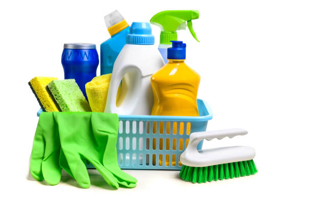 prodotti per la pulizia in scatola di plastica su sfondo bianco - chemical merchandise cleaning product domestic life foto e immagini stock