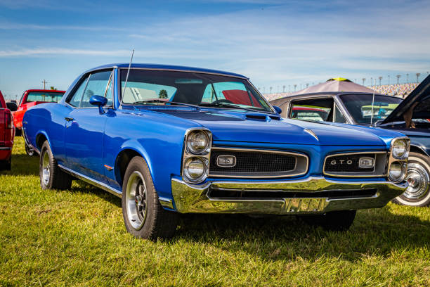 1967 pontiac gto hardtop coupe - hardtop fotografías e imágenes de stock