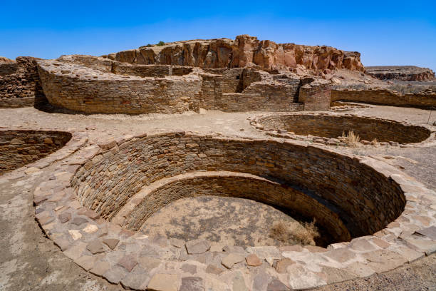 kivas en chetro ketl, parque histórico nacional de la cultura chaqueña, nuevo méxico, estados unidos - pueblo bonito fotografías e imágenes de stock